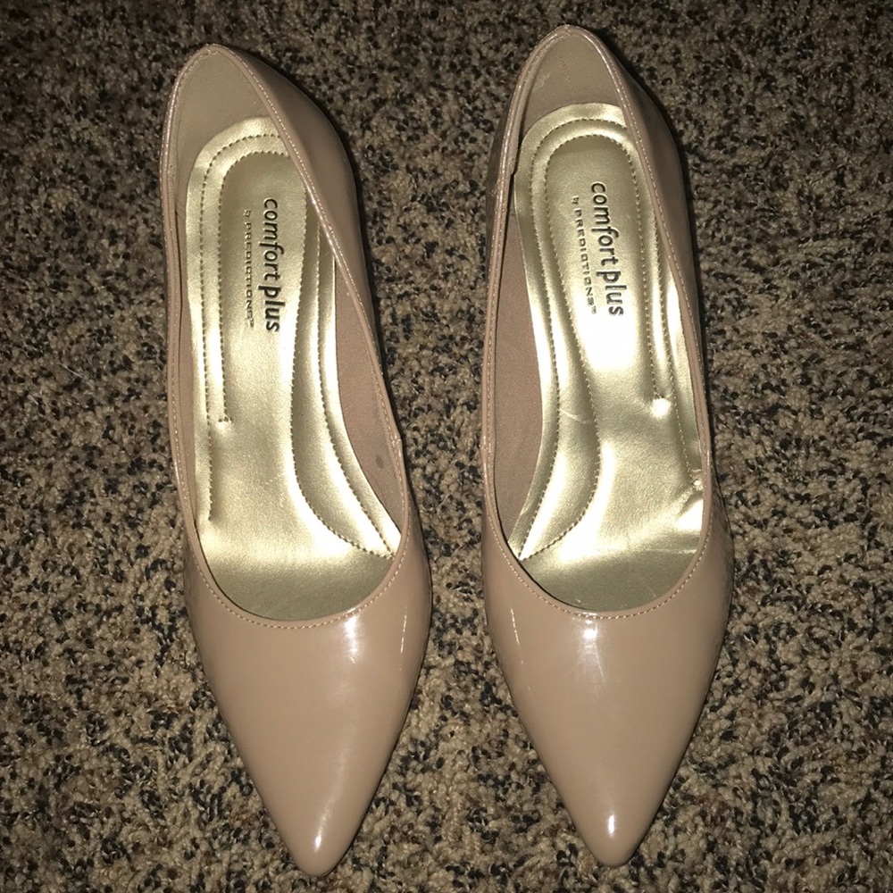 Nude patent leather pumps